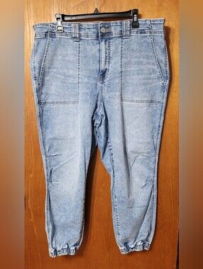 Torrid Size 18R Light Wash Denim Jogger Jeans (1547)